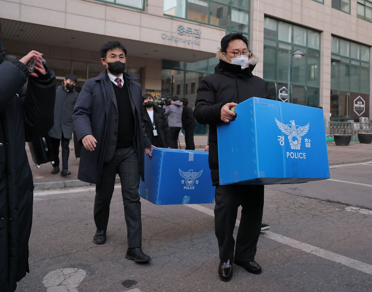 북한의 한국 무인기 침투 주장에 대한 진상을 규명하는 '군경합동조사 TF'가 지난달 민간인 피의자 3명의 주거지 및 사무실 등에 대해 압수수색을 하고 있다. 연합뉴스