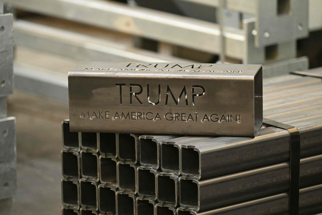 19일(현지시간) 도널드 트럼프 미국 대통령이 방문한 쿠사 스틸 코퍼레이션에 트럼프의 이름과 모토가 새겨진 강철 사각관이 전시돼 있다. AFP=연합뉴스