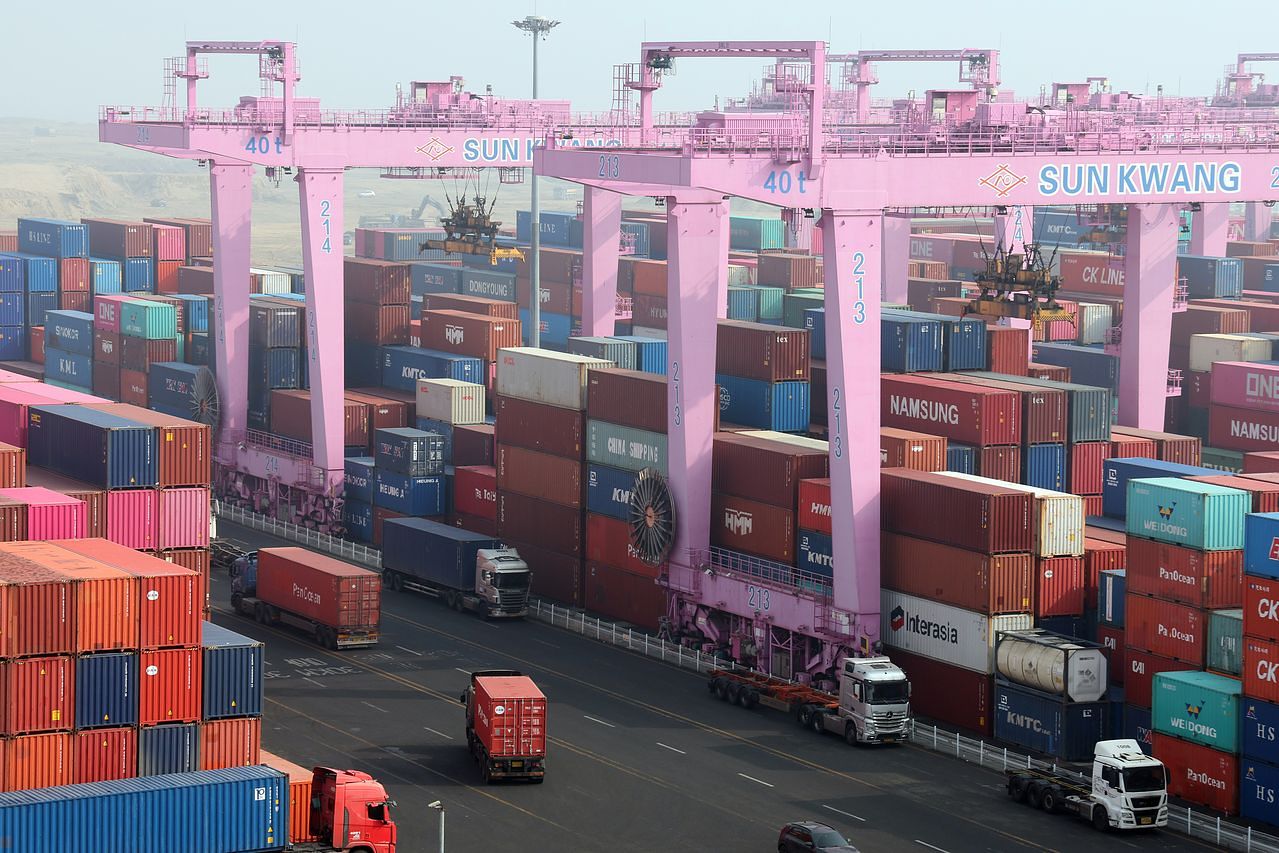 인천신항 컨테이너 터미널에 수출입 컨테이너가 쌓여 있는 모습. 뉴스1