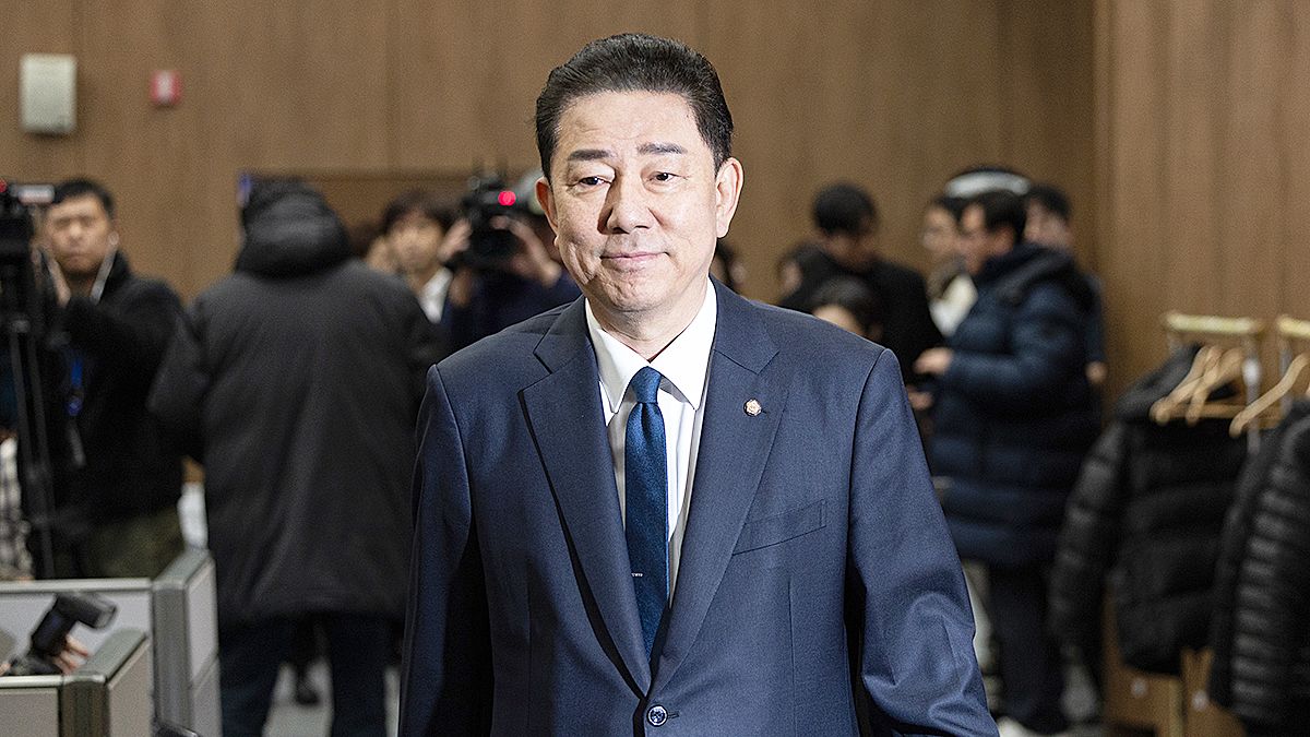 김병기 무소속(전 더불어민주당) 의원이 지난달 19일 서울 여의도 국회 소통관에서 당 윤리심판원의 제명 결정에 대한 입장을 밝히는 기자회견을 하기 위해 단상으로 향하고 있다. 뉴스1