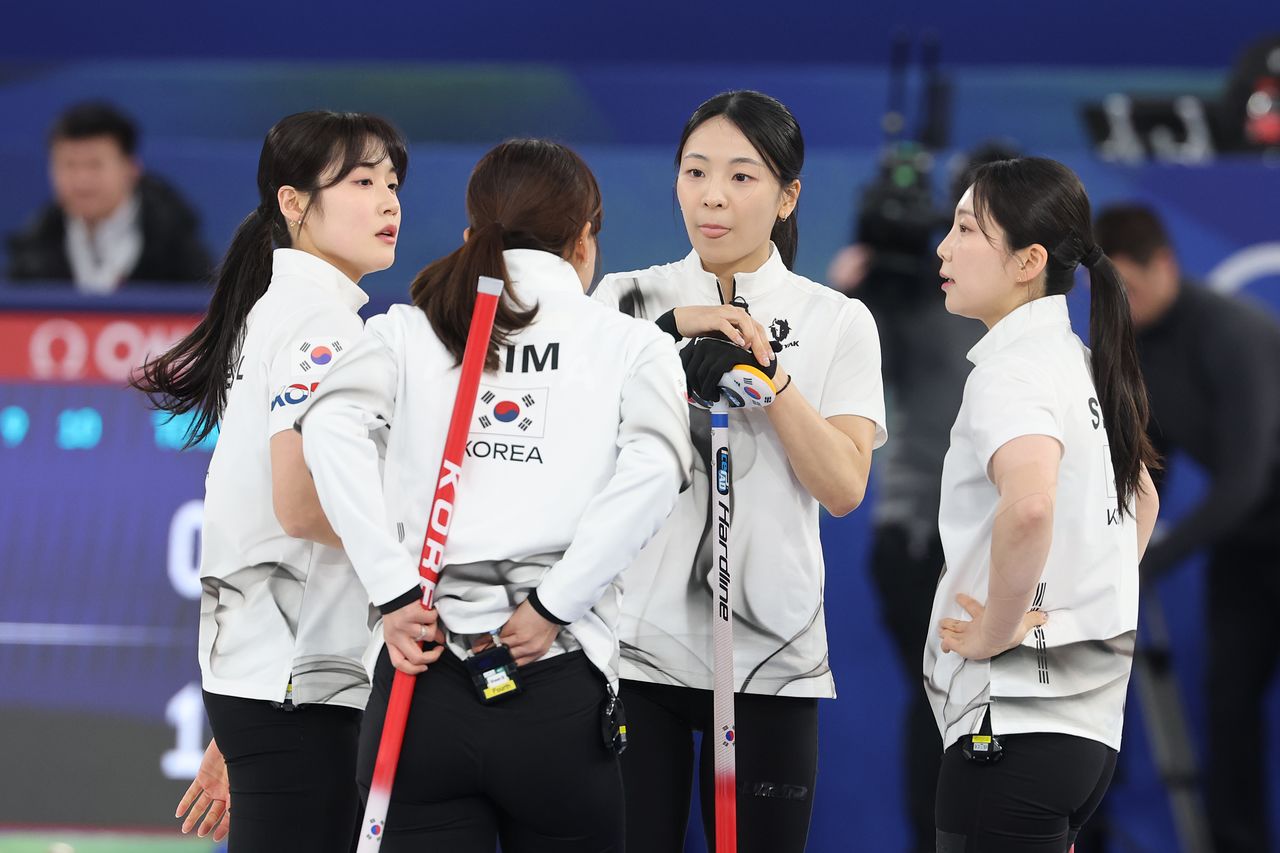 여자 컬링 '다음 엔드 전략은'   (코르티나담페초=연합뉴스) 서대연 기자 = 19일(현지시간) 이탈리아 코르티나담페초 컬링 올림픽 스타디움에서 열린 2026 밀라노ㆍ코르티나담페초 동계올림픽 컬링 여자 라운드로빈 한국과 캐나다의 경기에서 1점을 빼앗기며 2엔드를 마친 한국 대표팀 선수들이 대화하고 있다. 2026.2.19   dwise@yna.co.kr (끝)  〈저작권자(c) 연합뉴스, 무단 전재-재배포, AI 학습 및 활용 금지〉