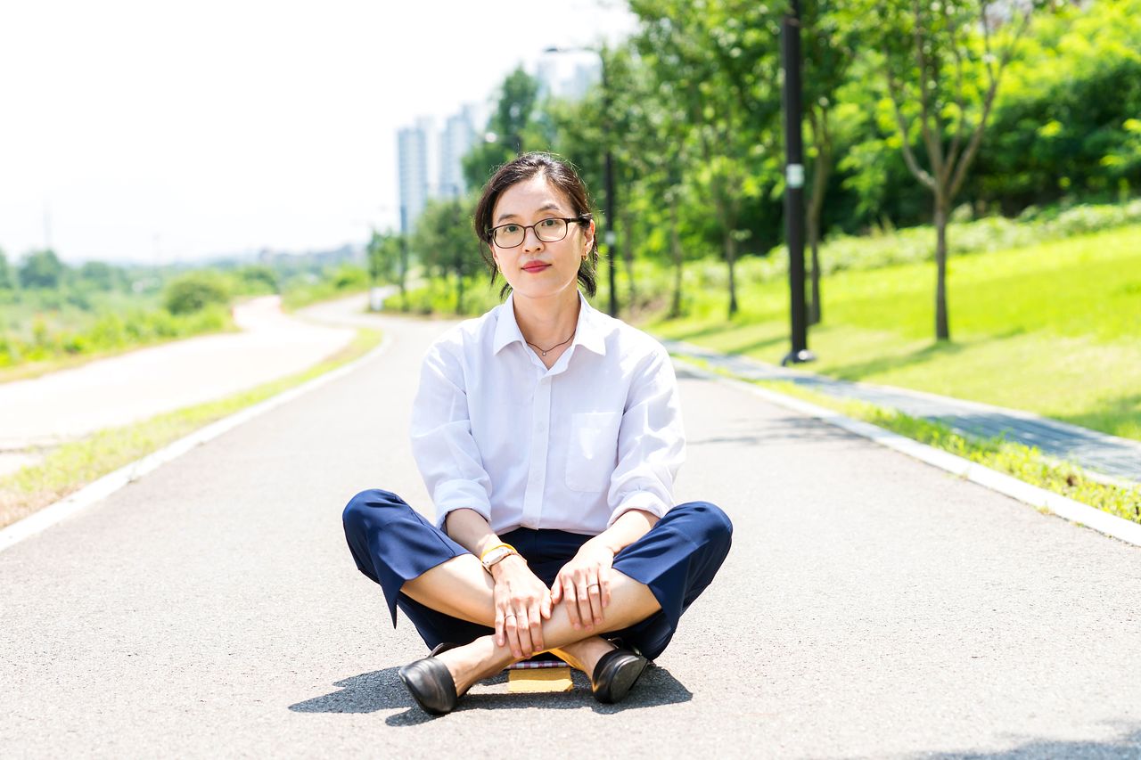 정보라 작가가 쓴 책은 지난해 12월에도 나왔다. 『이렇게 된 이상 포항으로 간다』(요다)라는 소설이다. 최의택 작가와 릴레이 소설이라는 독특한 형식으로 썼다. 사진 혜영