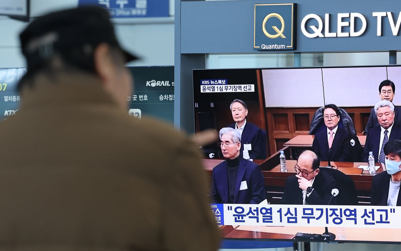 19일 오후 대전역 대합실에서 시민들이 윤석열 전 대통령의 내란 우두머리 혐의 1심 선고 생중계를 시청하고 있다. 윤 전 대통령은 서울중앙지방법원 1심에서 무기징역을 선고받았다. 뉴스1