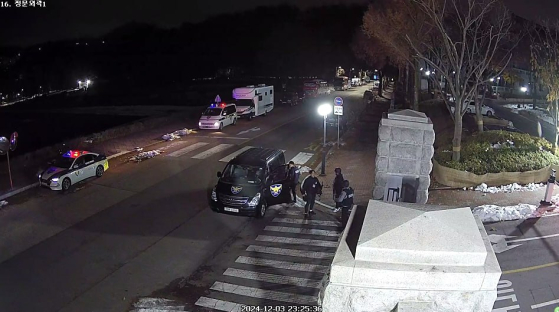  과천경찰서 초동대응팀 소속 경찰관 4명이 K-1 소총을 소지한 상태로 중앙선관위 앞에 서 있다, 2024년 12월 3일 오후 11시 25분 당시 상황이 담긴 CCTV 영상 갈무리. 사진 더불어민주당 윤건영 의원실