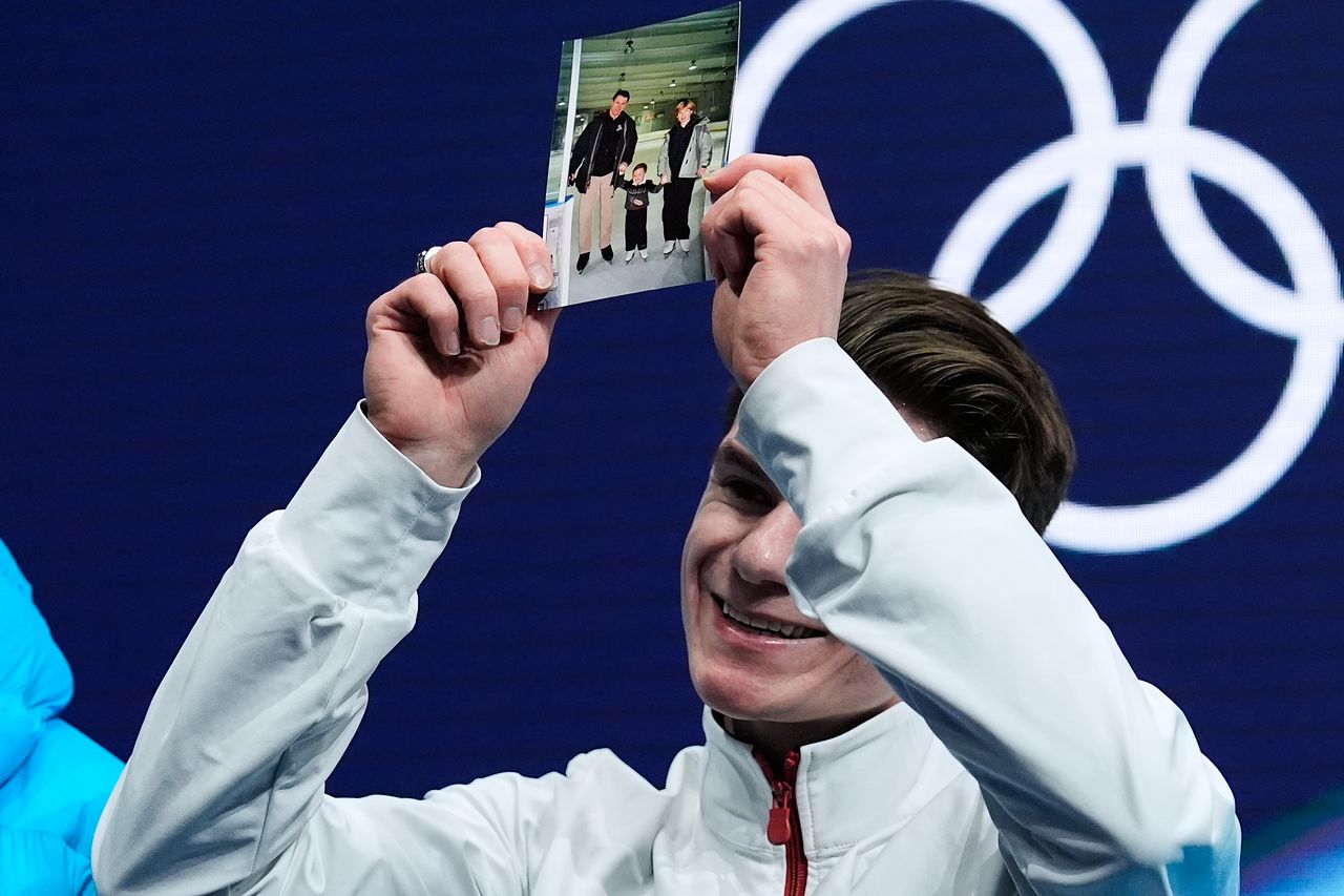 사고로 세상을 떠난 부모님과 함께 찍은 어린 시절 사진을 들어 올리는 세리머니를 펼친 막심 나우모프. AP=연합뉴스