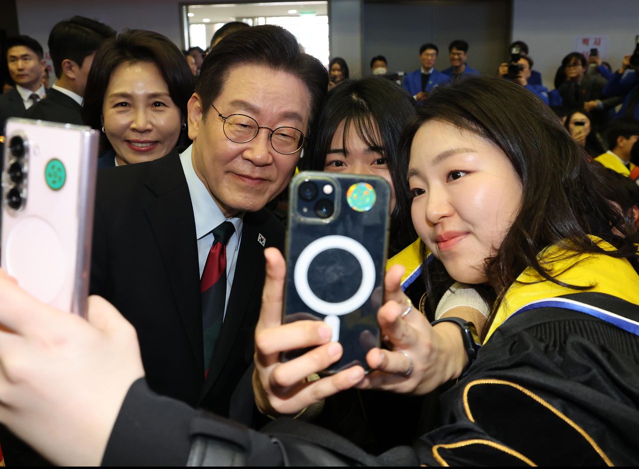 이재명 대통령과 김혜경 여사가 20일 대전 유성구 한국과학기술원(KAIST)에서 열린 학위수여식에서 졸업생들과 기념촬영을 하고 있다. 연합뉴스