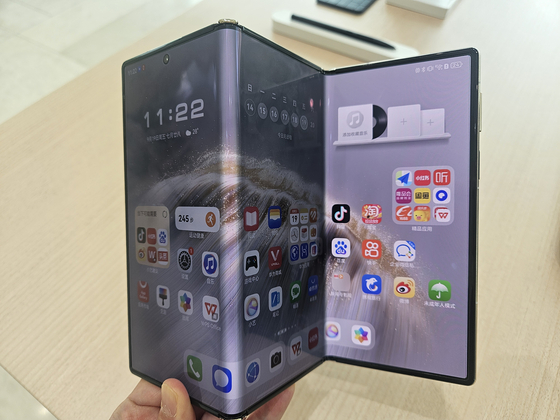 지난해 9월중국 화웨이 선전 본사 플래그십 스토어에 트라이폴드폰(메이트 XT 시리즈)이 진열돼 있다. 기사 내용의 이해를 돕기 위한 자료사진. 연합뉴스