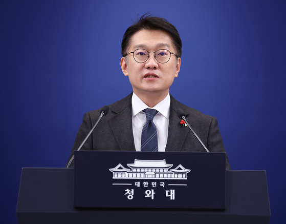 김남준 대변인이 지난해 12월 24일 청와대 춘추관에서 이재명 대통령과 김혜경 여사의 희귀 질환 환우·가족 현장 간담회 참석 관련 브리핑을 하고 있다. 연합뉴스