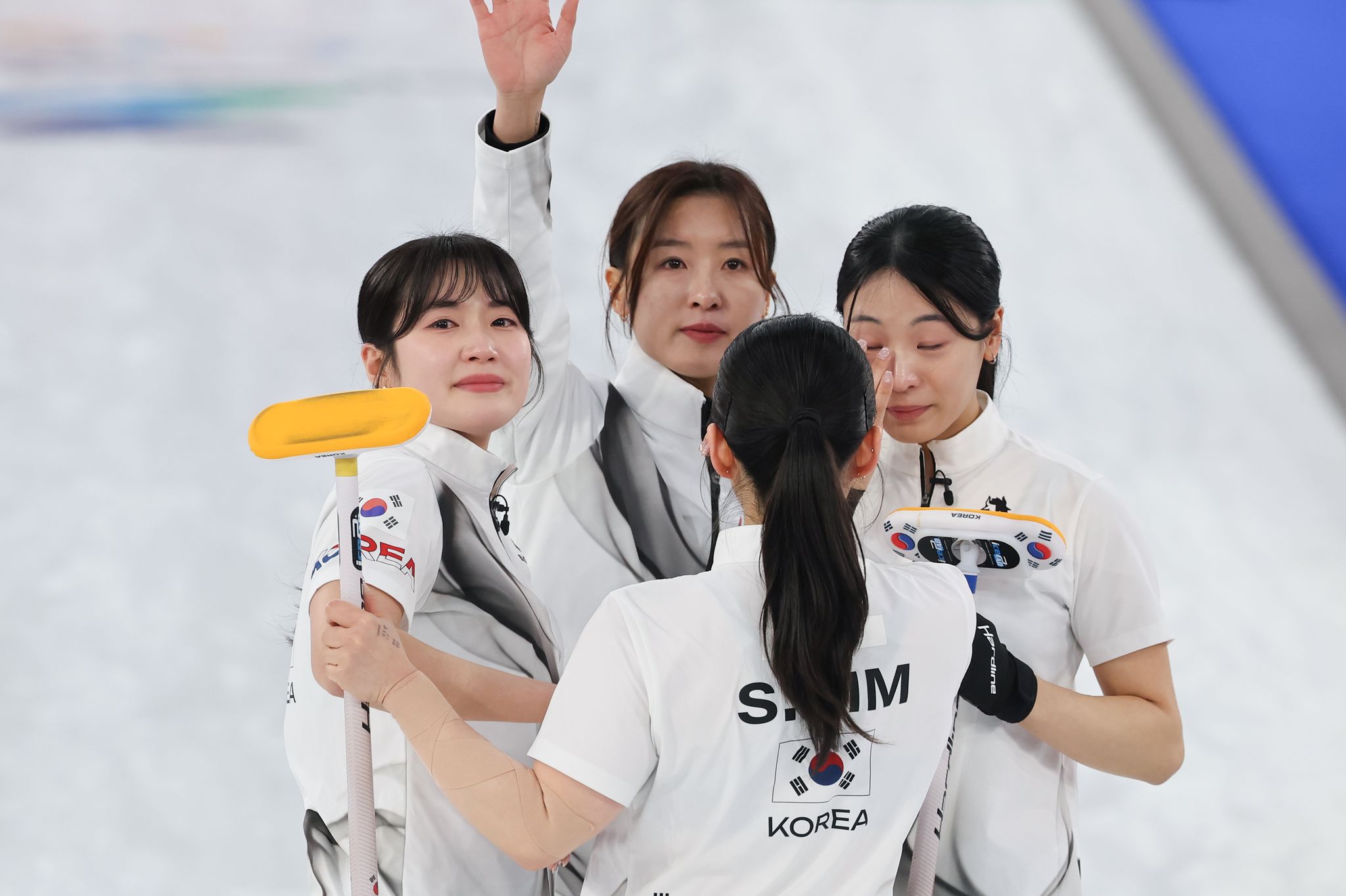 19일(현지시간) 이탈리아 코르티나담페초 컬링 올림픽 스타디움에서 열린 2026 밀라노ㆍ코르티나담페초 동계올림픽 컬링 여자 라운드로빈 한국과 캐나다의 경기에서 7-10으로 패하며 준결승 진출에 실패한 한국 대표팀 선수들이 붉어진 눈시울로 관중에 인사하고 있다. 연합뉴스