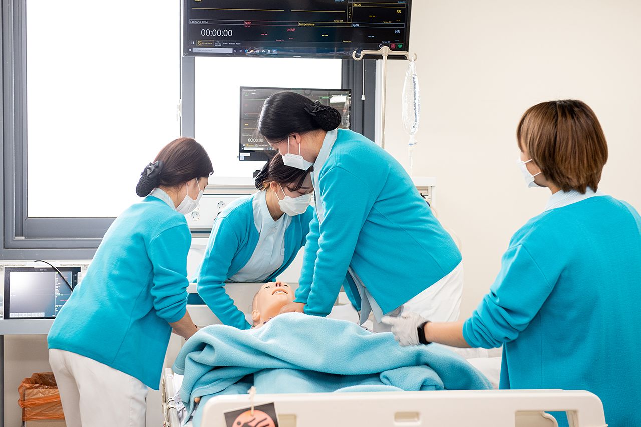 시뮬레이션 실습을 하고 있는 간호학과 학생들