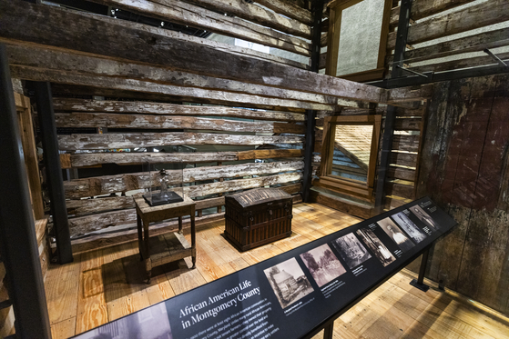 지난해 4월 미국 워싱턴 국립 아프리카계 미국인 역사 문화 박물관에 전시된 흑인 노예들의 오두막집. 트럼프 대통령은 취임 직후인 지난해 3월 행정명령을 통해 흑인 역사와 관련한 기록들이 "증오심을 조장한다"며 철거할 것을 지시했다. EPA=연합뉴스