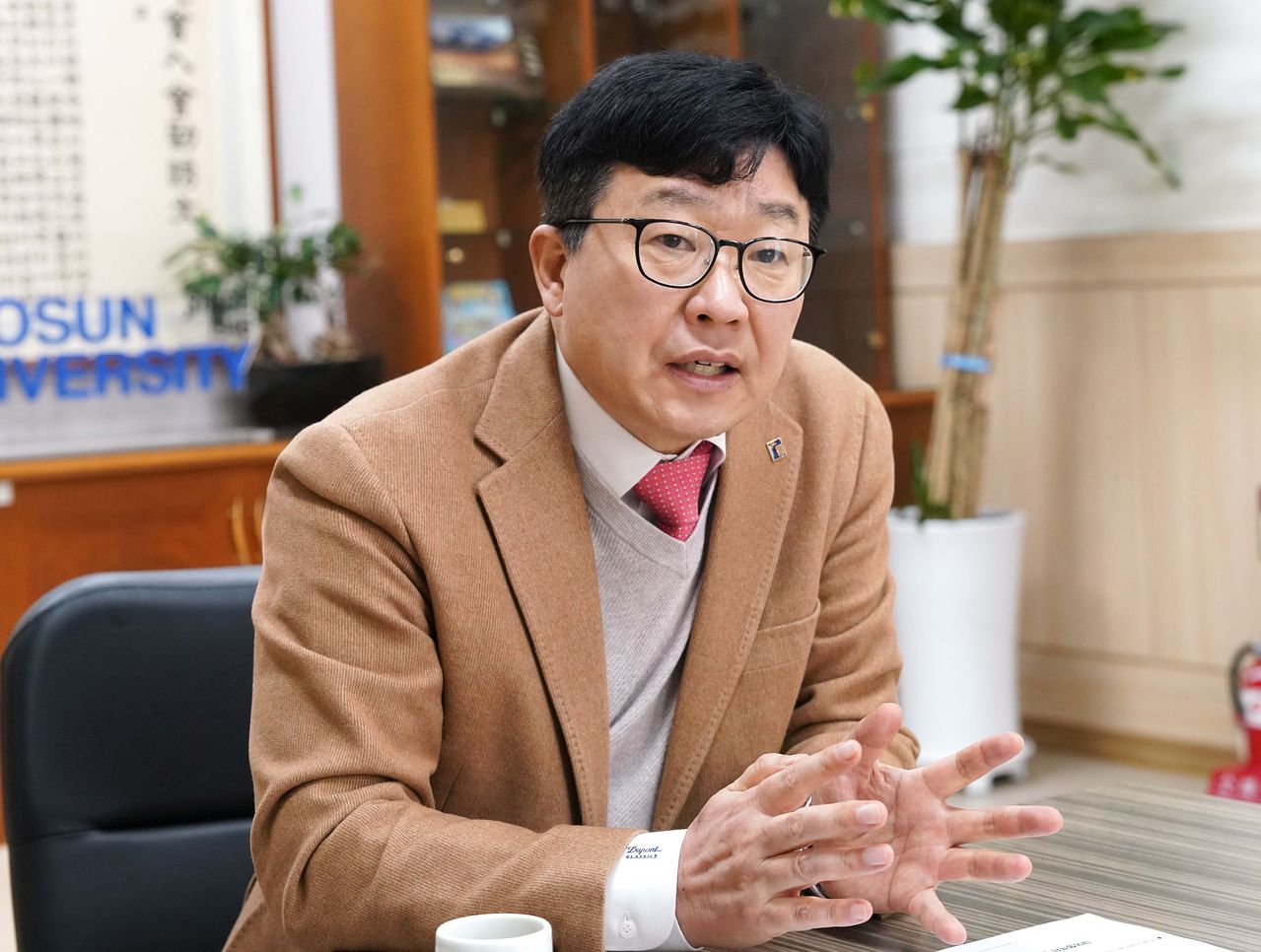 김춘성 조선대 총장이 지난 11일 광주광역시 동구 조선대 총장실에서 개교 80주년을 맞는 조선대의 교육 철학과 웰에이징 특화대학 조성을 통한 글로컬대 도약 방안을 설명하고 있다. 김 총장은 “학사구조 개편과 대학 경영혁신, AI 특화교육을 통해 시민 7만2000명이 세운 민립대의 공적 역할을 충실히 수행하겠다”고 밝혔다.[사진 조선대]