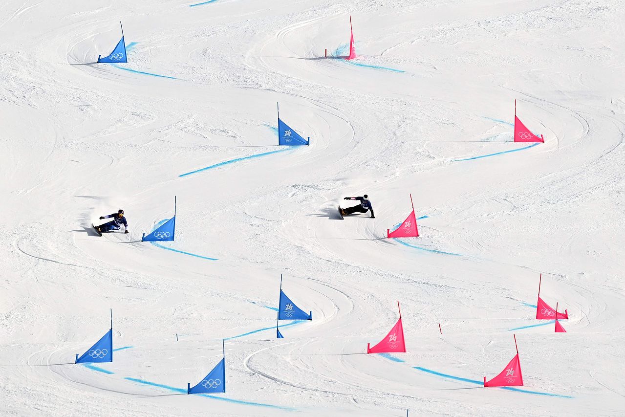 평행대회전 결승에서 함께 슬로프를 내려오는 벤야민 카를(왼쪽)과 김상겸. AFP=연합뉴스