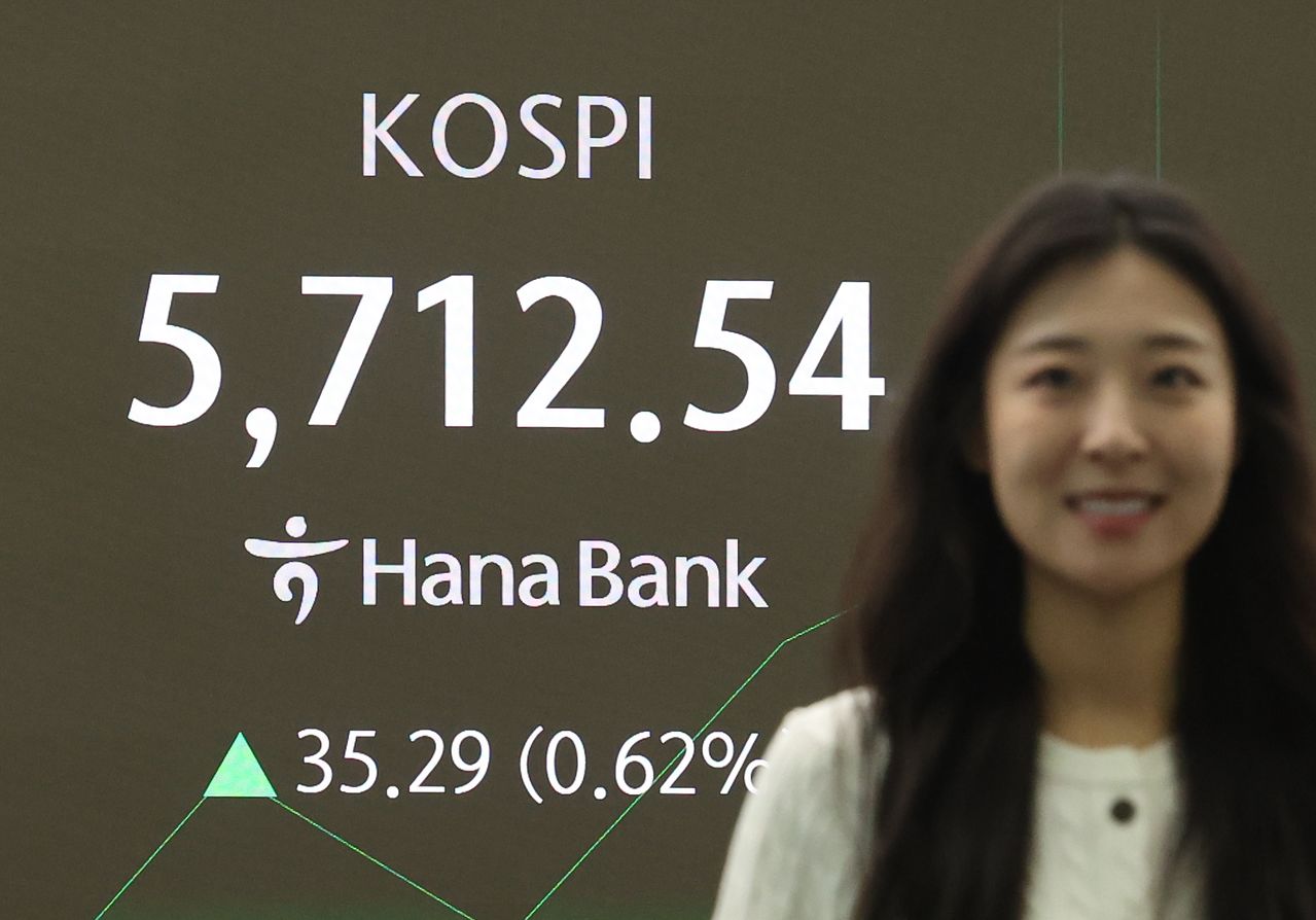  코스피가 사상 처음으로 장중 5,700선을 넘은 20일 서울 중구 하나은행 딜링룸에서 코스피 지수가 표시되고 있다. 연합뉴스