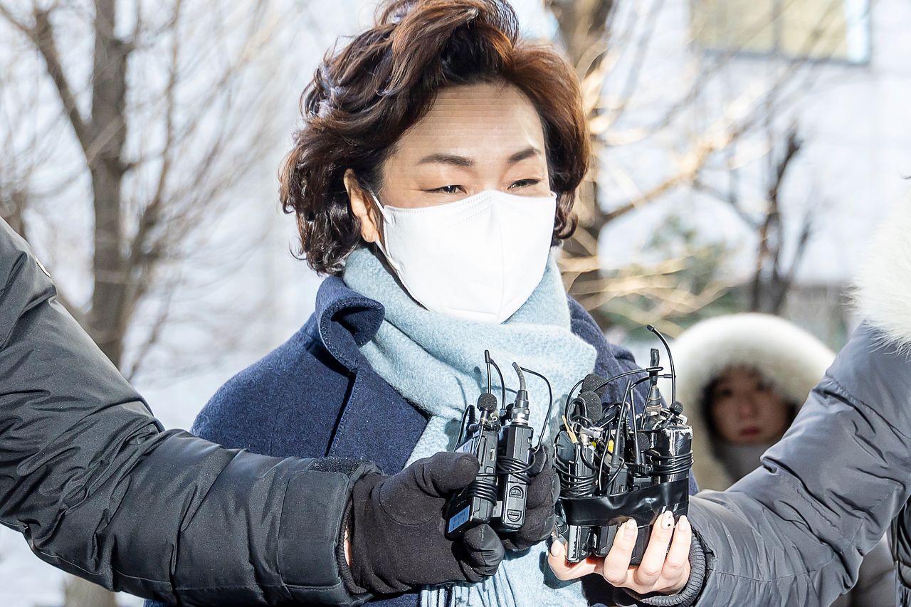 법인카드 유용 의혹을 받는 무소속 김병기 의원의 배우자 이모씨가 지난달 22일 조사를 받기 위해 서울 마포구 서울경찰청 공공범죄수사대로 출석하고 있다. 연합뉴스