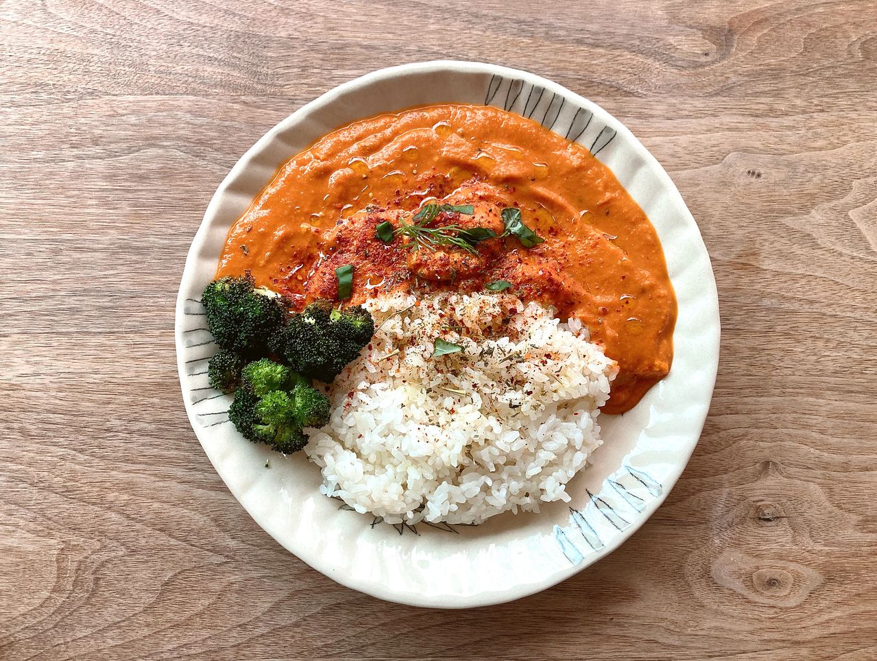 겨울 동안 몸에 쌓였던 찬기가 천천히 빠져나가, 마음까지 따뜻해지는 메뉴로 붉은 치킨 커리를 추천한다. 사진 김희경