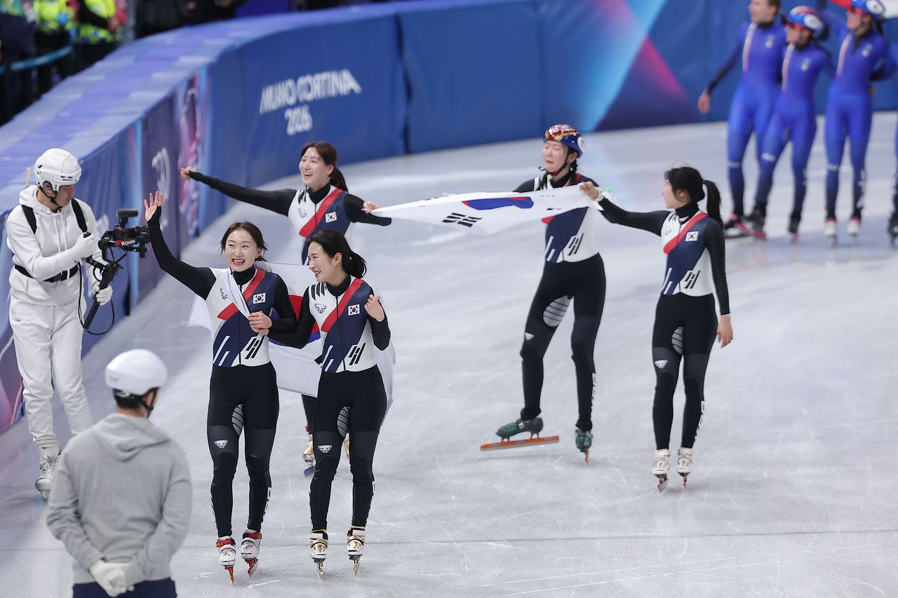 8년 만에 쇼트트랙 여자 3000m 계주 올림픽 금메달을 되찾은 한국 선수들이 태극기와 함께 트랙을 돌며 관중들의 환호에 답하고 있다. 뉴스1