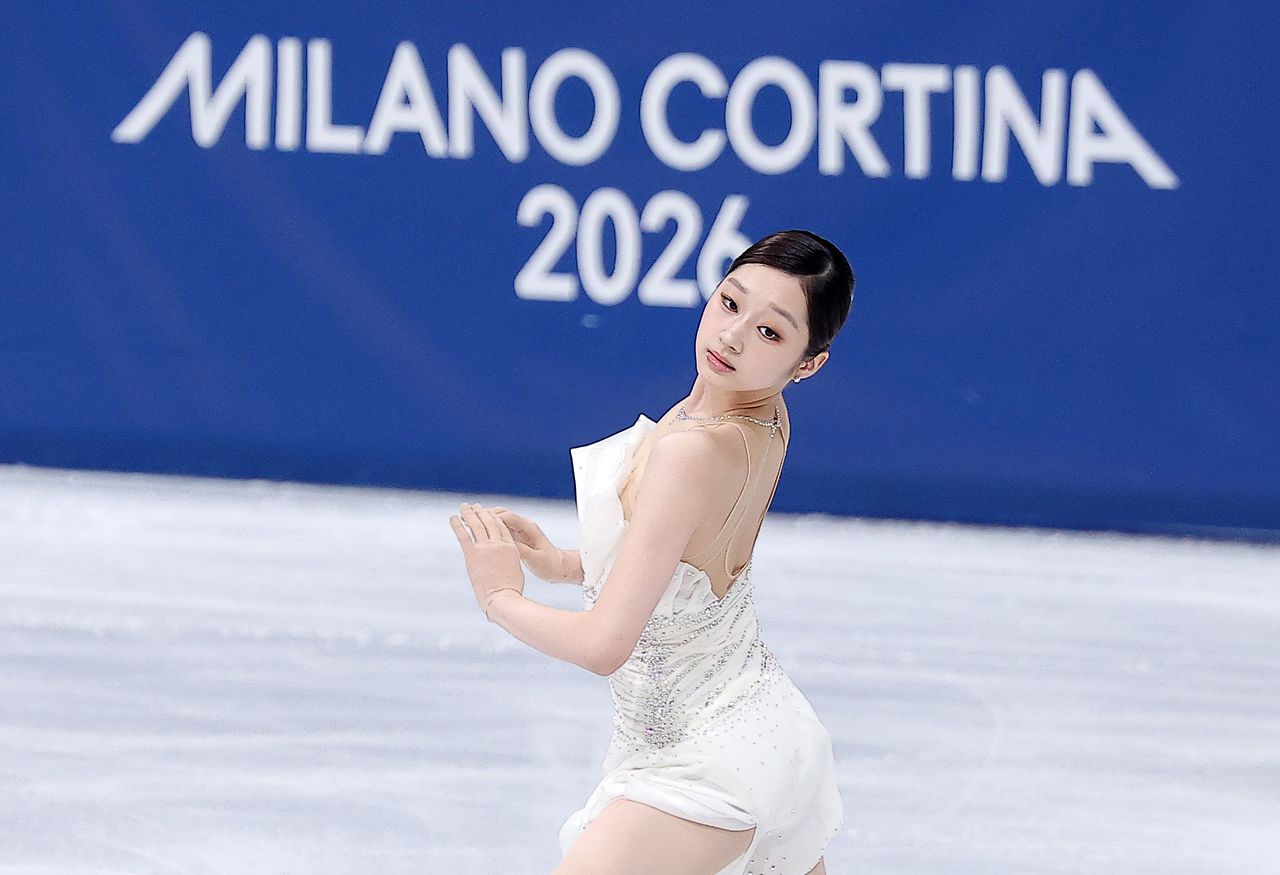 신지아가 20일(한국시간) 이탈리아 밀라노 아이스스케이팅 아레나에서 열린 2026 밀라노·코르티나담페초 동계올림픽 피겨 스케이팅 여자 싱글 프리 스케이팅에서 연기를 펼치고 있다. 뉴스1