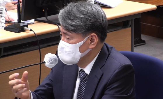 조지호 전 경찰청장이 지난해 12월 29일 서울중앙지법에서 윤석열 전 대통령의 내란 우두머리 혐의 속행 공판에 증인으로 출석해 증언하고 있다.   조 전 청장은 이날 12·3 비상계엄 당시 윤석열 전 대통령으로부터 '체포하라', '불법이다'라는 말을 들은 것을 정확히 기억한다고 증언했다. 연합뉴스