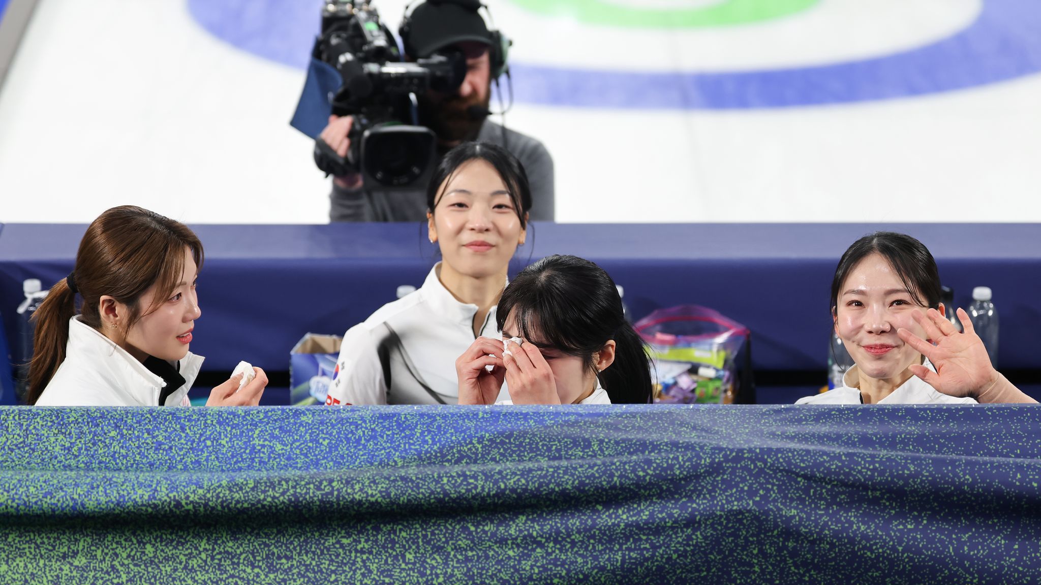 19일(현지시간) 이탈리아 코르티나담페초 컬링 올림픽 스타디움에서 열린 2026 밀라노ㆍ코르티나담페초 동계올림픽 컬링 여자 라운드로빈 한국과 캐나다의 경기에서 7-10으로 패하며 준결승 진출에 실패한 한국 대표팀 선수들이 붉어진 눈시울로 관중에 인사하고 있다. 연합뉴스