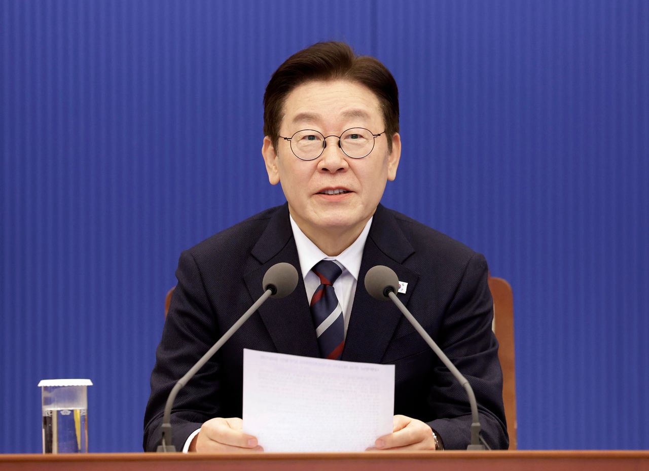 이재명 대통령이 19일 청와대에서 열린 수석보좌관회의에서 발언을 하고 있다. 뉴스1