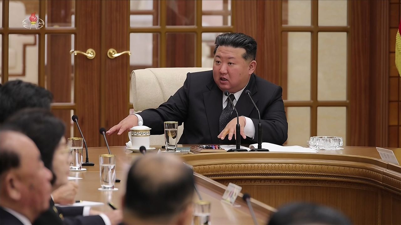 정은 북한 국무위원장의 지도로 당 중앙위원회 제8기 제27차 정치국 회의가 지난 7일 당 중앙위원회 본부에서 진행됐다고 조선중앙TV가 8일 보도했다. 조선중앙TV 화면