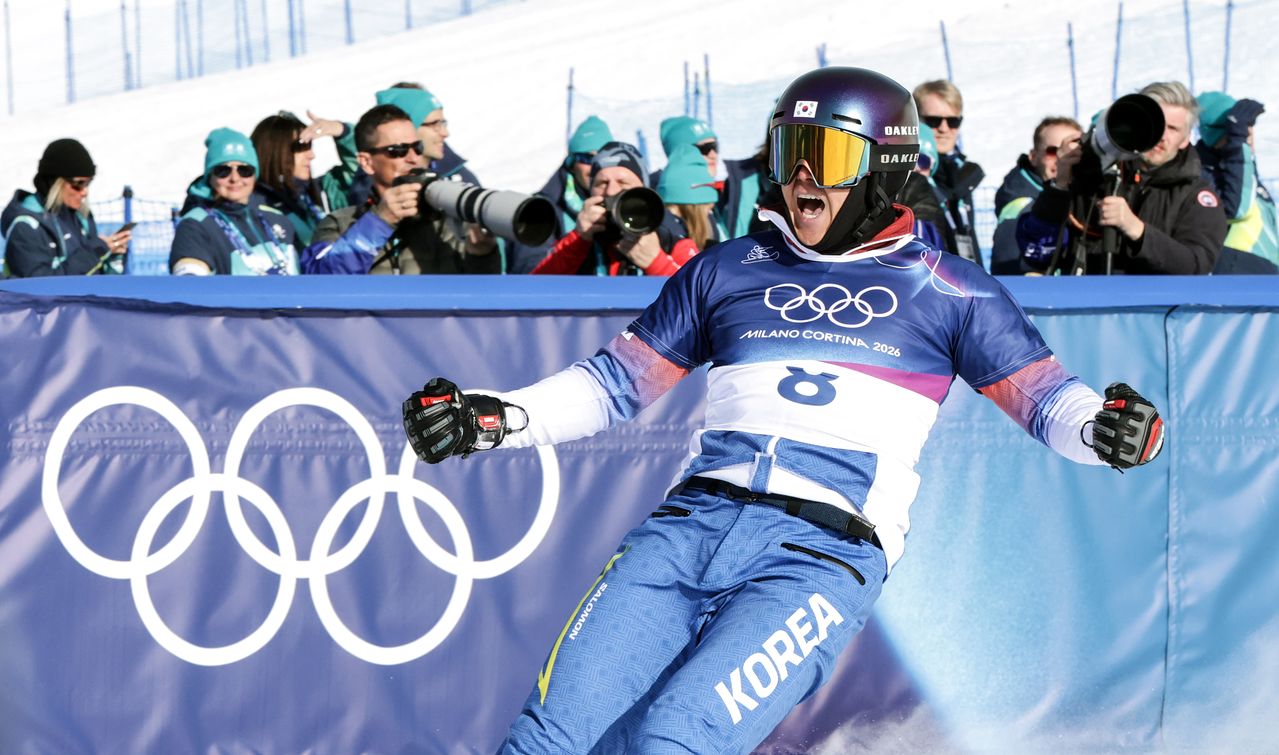 스노보드 김상겸이 8일(한국시간) 이탈리아 리비뇨의 스노파크에서 열린 2026 밀라노·코르티나담페초 동계올림픽 스노보드 남자 평행 대회전 4강전에서 결승 진출을 확정지은 뒤 기뻐하고 있다. 리비뇨=김종호 기자
