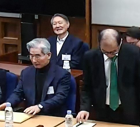 19일 서울중앙지방법원에서 열린 내란 우두머리 혐의 사건 1심 선고 공판에 출석한 윤석열 전 대통령이 변호인과 대화하며 미소짓고 있다. 아래는 김용현 전 국방부 장관. 재판부는 윤 전 대통령에게 무기징역을 선고했다. [사진 서울중앙지법 영상 캡처]