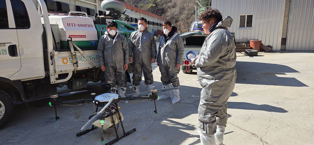 충북 보은옥천영동축산농협의 의뢰를 받은 드론방제요원들이 19일 보은군 보은읍 지산리 돼지농장에서 방제용 드론 비행을 준비하고 있다. 농협은 20일까지 농협중앙회 보은군지부와 함께 조류인플루엔자(AI), 아프리카돼지열병(ASF) 발생을 차단하기 위해 10개 농가에서 차단 방역 활동을 벌인다. 뉴시스