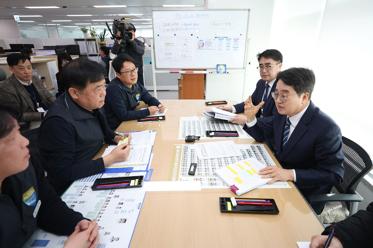 김동연 경기지사(오른쪽)는 20일 최근 하남 등지에서 일어난 집값 담합 행위를 적발한 도청사 ‘부동산 불법행위 수사 T/F’ 사무실을 찾아 긴급 대책회의를 주재한 자리에서 ‘부동산 범죄와의 전면전’을 선포했다. 사진 경기도