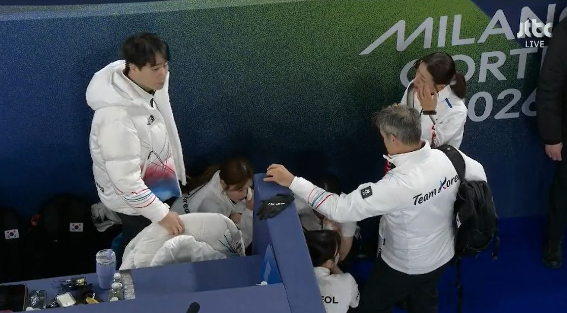 한국 벤치에 쪼그려 앉아 숨어 눈물을 닦는 한국 여자컬링 국가대표. 사진 JTBC 캡처