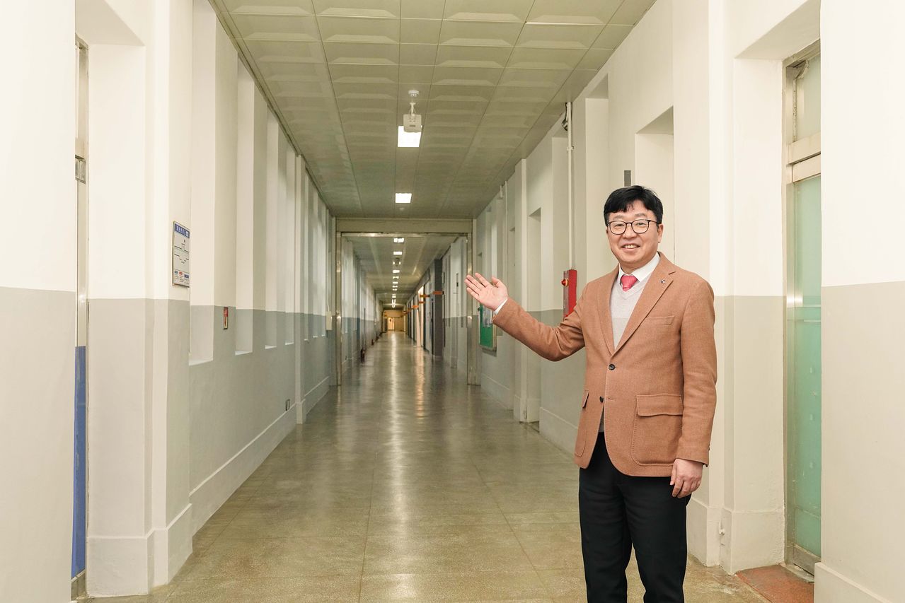 김춘성 조선대 총장이 지난 11일 국내 단일건물 중 가장 길이가 긴 조선대 복도에서 조선대의 교육 철학과 웰에이징 특화대학 조성을 통한 글로컬대 도약 방안을 설명하고 있다. 국내 최장인 조선대 건물에서는 영화 '서울의 봄' 등이 촬영되기도 했다. [사진 조선대]