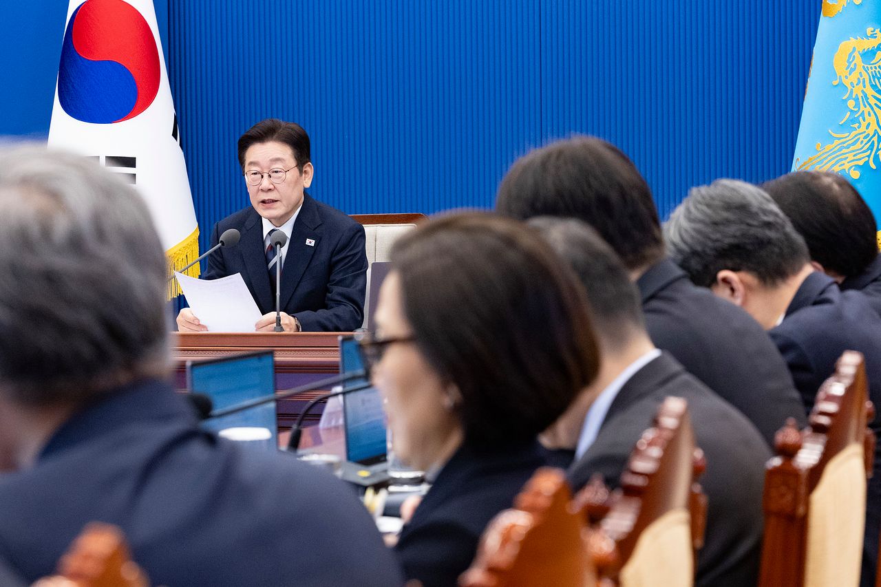 이재명 대통령이 19일 청와대에서 수석보좌관회의를 주재하고 있다. 이 대통령은 “현재 우리 사회에는 설탕·밀가루·육고기·교복·부동산 등 경제·산업 전반에서 반시장적인 담합 행위가 뿌리 깊게 퍼져 있다”며 “담합 이득을 훨씬 넘어서는 무거운 제재가 뒤따라야 한다”고 강조했다. 전민규 기자 