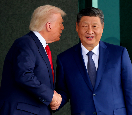 지난해 10월 아시아태평양경제협력체(APEC) 정상회의 참석차 방한해 정상회담을 가진 도널드 트럼프 미국 대통령(사진 왼쪽)과 시진핑 중국 국가주석이 악수를 하고 있다. 연합뉴스