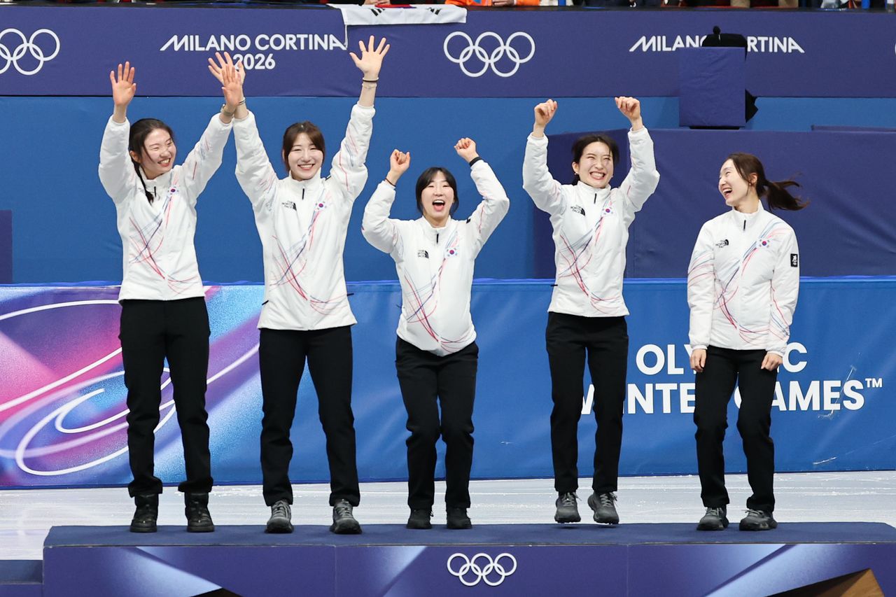 대한민국 여자 쇼트트랙 대표팀이 18일(현지시간) 이탈리아 밀라노 아이스스케이팅 아레나에서 열린 2026 밀라노 코르티나담페초 동계올림픽 쇼트트랙 여자 3000m 계주 시장식에서 시상대에 올라 기뻐하고 있다. 김종호 기자