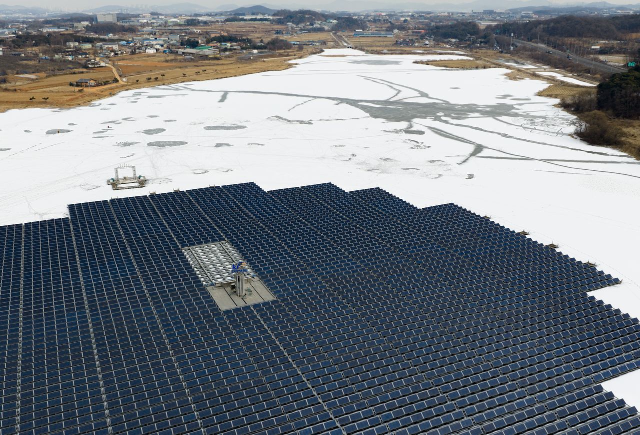 지난달 26일 경기도 화성시 멱우지에 설치된 수상태양광발전소. 연합뉴스.