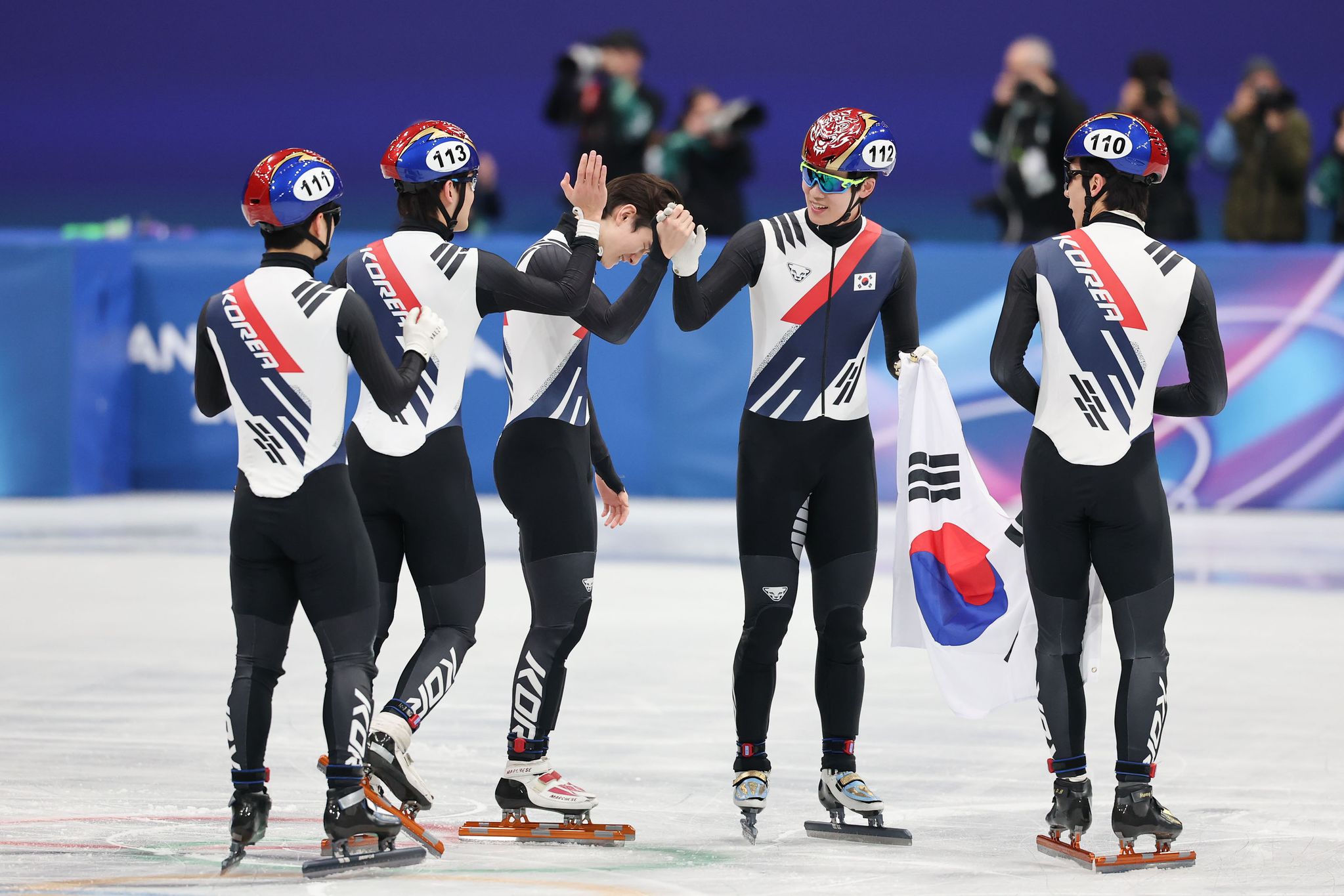쇼트트랙 남자 대표팀이 20일(현지시간) 이탈리아 밀라노 아이스스케이팅 아레나에서 열린 2026 밀라노 코르티나담페초 동계올림픽 쇼트트랙 남자 5000m 계주 결승에서 은메달을 획득한 뒤 기뻐하고 있다. 김종호 기자 