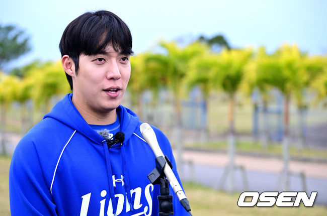 [OSEN=오키나와(일본), 최규한 기자] 프로야구 삼성 라이온즈가 20일  일본 오키나와 온나손 아카마구장에서 스프링 캠프를 차리고 구슬땀을 흘렸다.삼성은 이번 2차 캠프에서 훈련 뿐 아니라 WBC 대표팀, 국내 팀들과 연습경기도 펼칠 계획이다.삼성 원태인이 취재진과 질의응답 시간을 갖고 있다. 2026.02.20 / dreamer@osen.co.kr