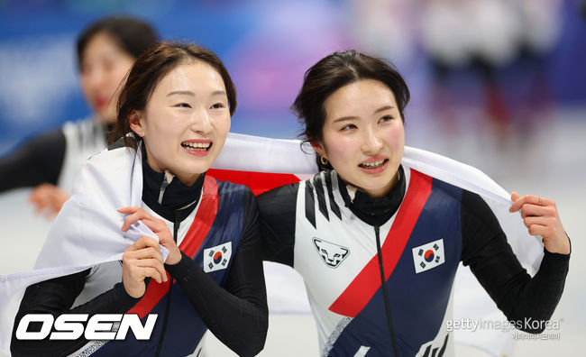 [사진] 태극기를 들고 기뻐하는 최민정(좌)과 심석희(우).