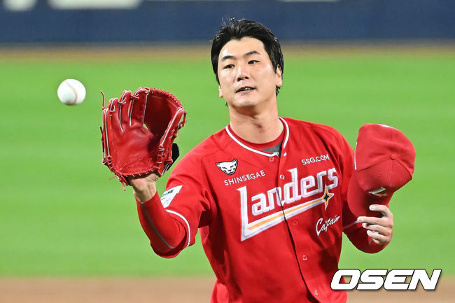 [OSEN=대구, 이석우 기자] 14일 대구 삼성라이온즈파크에서 2025 신한 SOL뱅크 KBO 준플레이오프 삼성 라이온즈와 SSG 랜더스의 4차전 경기가 열렸다. 홈팀 삼성은 후라도가, 방문팀 SSG는 김광현이 선발 투수로 출전했다.SSG 랜더스 김광현이 3회말 1사 삼성 라이온즈 강민호에게 볼넷을 허용하고 아쉬워하고 있다. 2025.10.14 / foto0307@osen.co.kr
