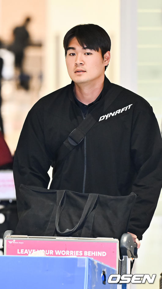[OSEN=인천공항, 박준형 기자]  SSG 랜더스가 20일 오후 미국 플로리다 1차 전지훈련을 마치고 인천국제공항을 통해 귀국했다.SSG랜더스는 지난 1월 23일부터 2월 20일까지 미국 플로리다 베로비치에서 1차 스프링캠프를 진행했다.  그리고 오는 23일부터 일본 미야자키에서 2차 스프링캠프를 실시할 예정이다.SSG 전영준이 입국하고 있다.  2026.02.20  / soul1014@osen.co.kr