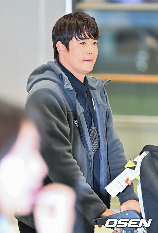 [OSEN=인천공항, 박준형 기자]  SSG 랜더스가 20일 오후 미국 플로리다 1차 전지훈련을 마치고 인천국제공항을 통해 귀국했다.SSG랜더스는 지난 1월 23일부터 2월 20일까지 미국 플로리다 베로비치에서 1차 스프링캠프를 진행했다.  그리고 오는 23일부터 일본 미야자키에서 2차 스프링캠프를 실시할 예정이다.SSG 김재환이 입국하고 있다.  2026.02.20  / soul1014@osen.co.kr
