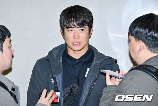 [OSEN=인천공항, 박준형 기자]  SSG 랜더스가 20일 오후 미국 플로리다 1차 전지훈련을 마치고 인천국제공항을 통해 귀국했다.SSG랜더스는 지난 1월 23일부터 2월 20일까지 미국 플로리다 베로비치에서 1차 스프링캠프를 진행했다.  그리고 오는 23일부터 일본 미야자키에서 2차 스프링캠프를 실시할 예정이다.SSG 김재환이 입국 후 인터뷰를 하고 있다  2026.02.20  / soul1014@osen.co.kr