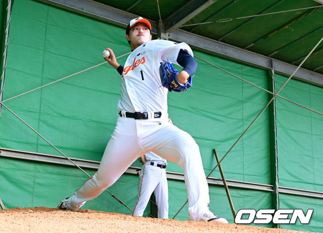 [OSEN=오키나와(일본), 최규한 기자] 프로야구 한화 이글스가 21일 일본 오키나와 고친다 구장에서 스프링 캠프 훈련을 펼쳤다.한화는 이번 2차 오키나와 캠프에서 총 9차례의 연습경기를통해 전력을 가다듬을 예정이다.한화 문동주가 불펜 피칭을 펼치고 있다. 2026.02.21 / dreamer@osen.co.kr