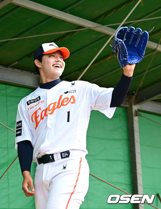 [OSEN=오키나와(일본), 최규한 기자] 프로야구 한화 이글스가 21일 일본 오키나와 고친다 구장에서 스프링 캠프 훈련을 펼쳤다.한화는 이번 2차 오키나와 캠프에서 총 9차례의 연습경기를통해 전력을 가다듬을 예정이다.한화 문동주가 불펜 피칭을 펼치고 있다. 2026.02.21 / dreamer@osen.co.kr