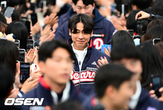 [OSEN=잠실, 지형준 기자] 프로야구 두산 베어스가 23일 오후 서울 잠실야구장에서 ‘2025곰들의 모임’을 개최했다.곰들의 모임은 한 시즌 동안 변함없는 응원을 보내준 최강10번타자 팬들에게 감사의 마음을 전하기 위해 마련된 팬 페스티벌이다.두산 박찬호가 팬들과 하이파이브를 하며 입장하고 있다. 2025.11.23 /jpnews@osen.co.kr