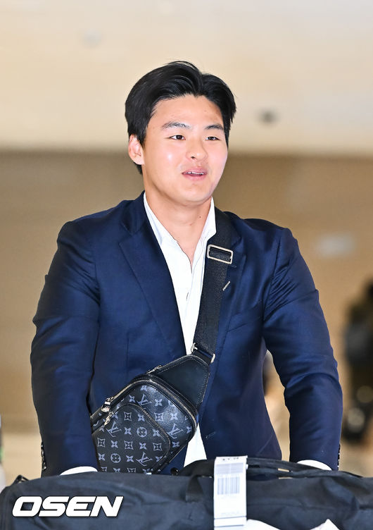 [OSEN=인천공항, 박준형 기자]  두산 베어스가 20일 오후 호주 시드니 1차 전지훈련을 마치고 인천국제공항을 통해 귀국했다.두산은 지난 1월 23일부터 2월 19일까지 호주 시드니 블랙타운 야구장에서 체력 및 전술 훈련 위주의 1차 캠프를 진행했다. 그리고 오는22일 일본 미야자키로 출국해 '구춘 대회' 포함 7차례 연습경기를 치를 예정이다.박찬호에게 7번 배번을 양보해 가방을 선물 받았던 이교훈이 가방을 메고 입국장을 나서고 있다.   2026.02.20  / soul1014@osen.co.kr