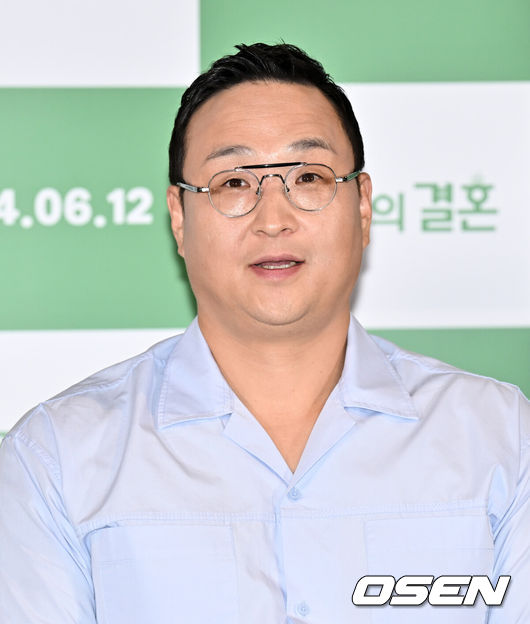 [OSEN=조은정 기자]영화 '다우렌의 결혼(감독 임찬익)’ 언론배급시사 및 기자간담회가 28일 오후 서울 용산구 CGV용산아이파크몰에서 열렸다.‘다우렌의 결혼’은 자신만의 색이 두드러지는 연기 스펙트럼의 충무로 대표 카멜레온 배우 이주승이 다큐멘터리를 찍으며 입봉을 꿈꾸는 조연출 ‘승주’ 역을 맡아 스크린에 컴백한다.배우 구성환이 질의응답 시간을 갖고 있다. 2024.05.28 /cej@osen.co.kr
