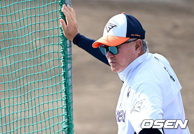 [OSEN=오키나와(일본), 최규한 기자] 프로야구 한화 이글스가 21일 일본 오키나와 고친다 구장에서 스프링 캠프 훈련을 펼쳤다.한화는 이번 2차 오키나와 캠프에서 총 9차례의 연습경기를통해 전력을 가다듬을 예정이다.한화 김경문 감독이 선수들의 훈련을 주시하고 있다. 2026.02.21 / dreamer@osen.co.kr