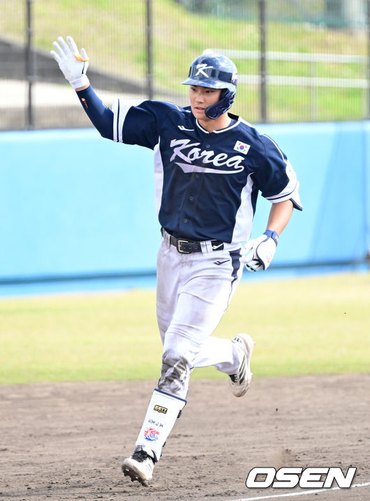 [OSEN=오키나와(일본), 최규한 기자] 2026 WBC(월드베이스볼클래식)를 준비하는 대한민국 야구 대표팀이 21일 오후 일본 오키나와 고친다 구장에서 프로야구 한화 이글스와 연습경기를 펼쳤다. 야구 대표팀은 오키나와에서 국내 팀들과 6차례 연습경기를 치르며 전력을 끌어올릴 예정이다.7회초 무사 1, 2루 상황 대표팀 김주원이 역전 좌월 스리런포를 날리고 그라운드를 돌고 있다. 2026.02.21 / dreamer@osen.co.kr